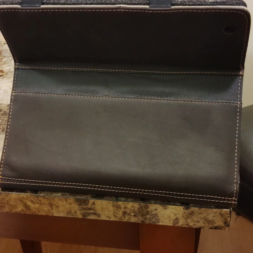 This is the Solo New York Premium Ascent Case for iPads.